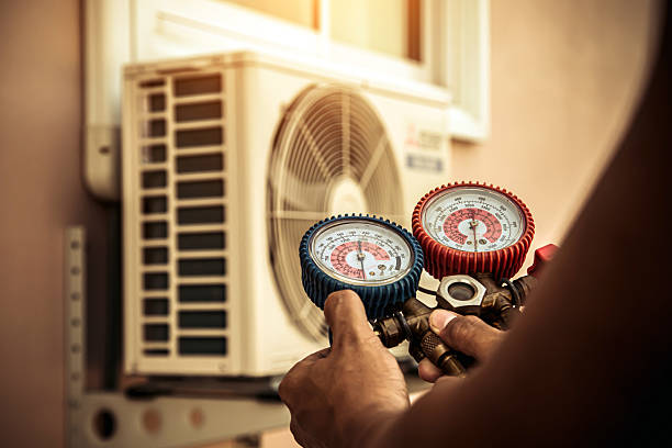 Professional Hvac technician working in Leavittsburg, OH